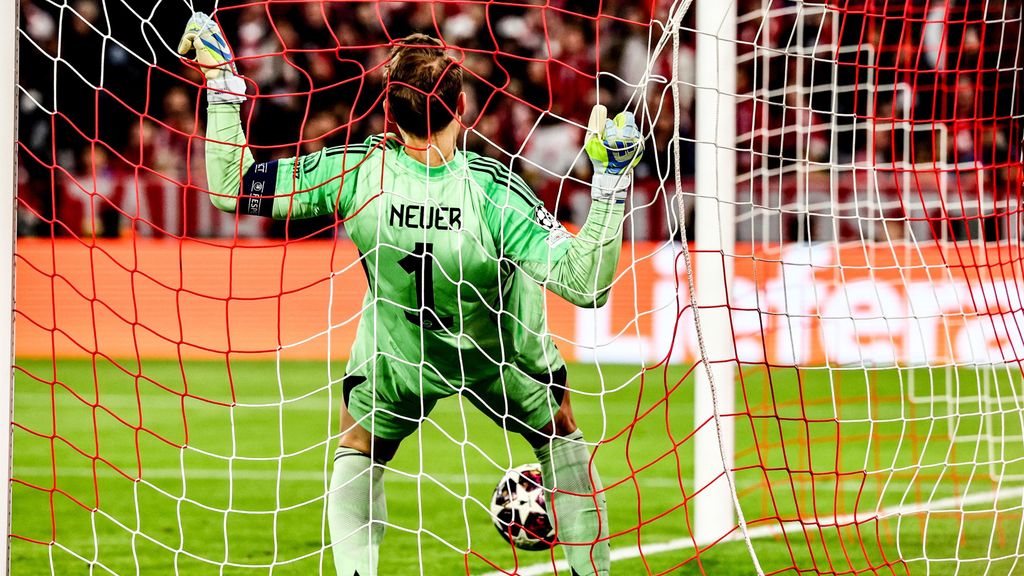 Manuel Neuer, abatut a les xarxes de la seva porteria, després del gol de falta d'Arda Güler al Bayern de Munic-Reial Madrid de la Champions League