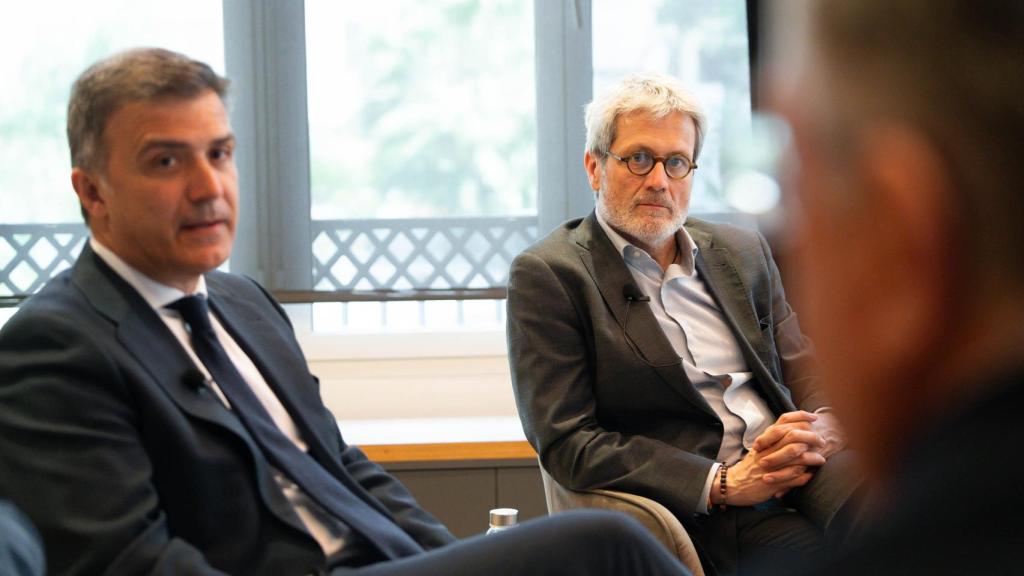 Salvador Noves, director de Proposta de Valor de Segments Retail de CaixaBank, i Ferran Teixes, director general de l'IEF / Barcelona Finance School, a la taula rodona sobre ‘Planificació financera per a la jubilació’