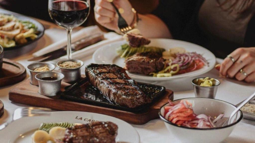 Una mesa con comida en La Cabrera