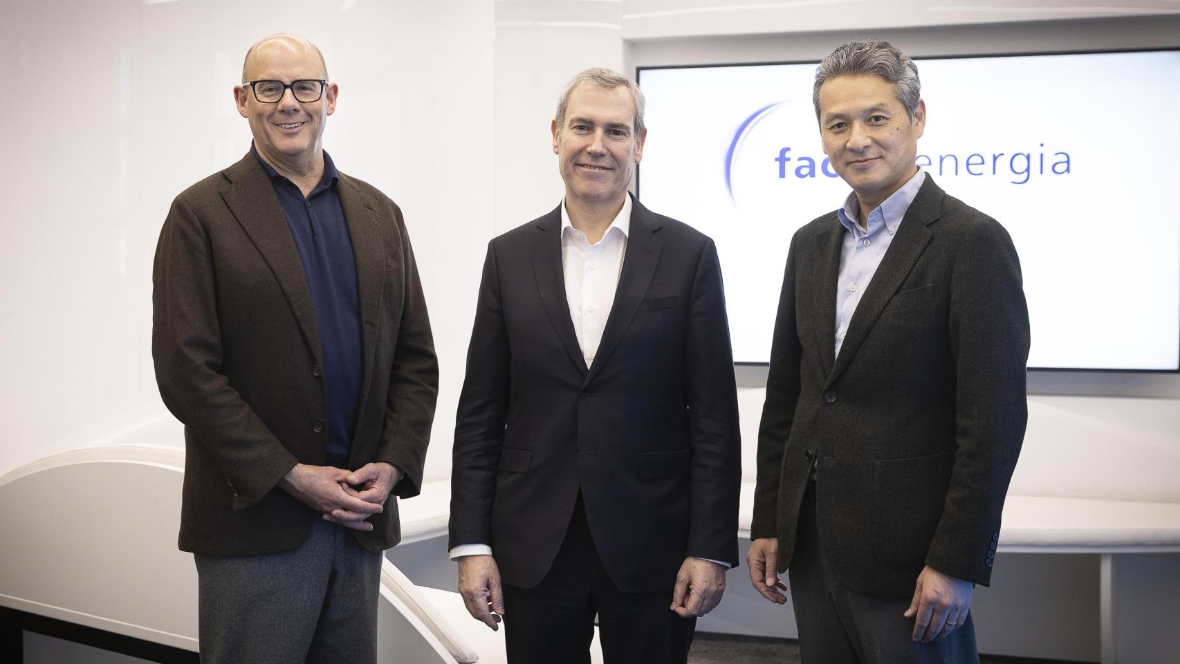De izquierda a derecha: Robert Groves, CEO del Grupo SmartestEnergy; Emilio Rousaud, CEO de Factor Energia, y Takafumi Shigemura, director general del departamento de servicios internacionales de energía e infraestructuras de Marubeni