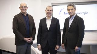 De izquierda a derecha: Robert Groves, CEO del Grupo SmartestEnergy, Emilio Rousaud, CEO de Factor Energia S.A y Takafumi Shigemura, director general del departamento de servicios internacionales de energía e infraestructuras de Marubeni