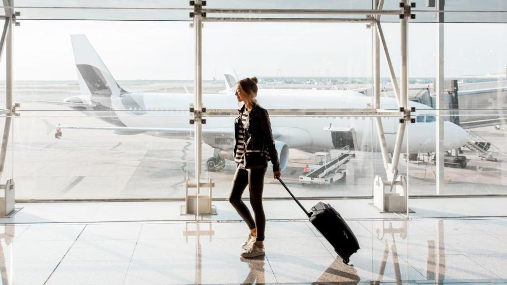 Persona con maleta en un aeropuerto