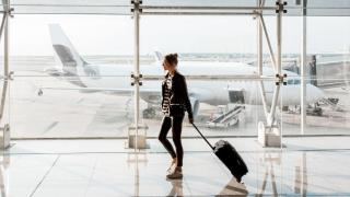 Persona con maleta en un aeropuerto