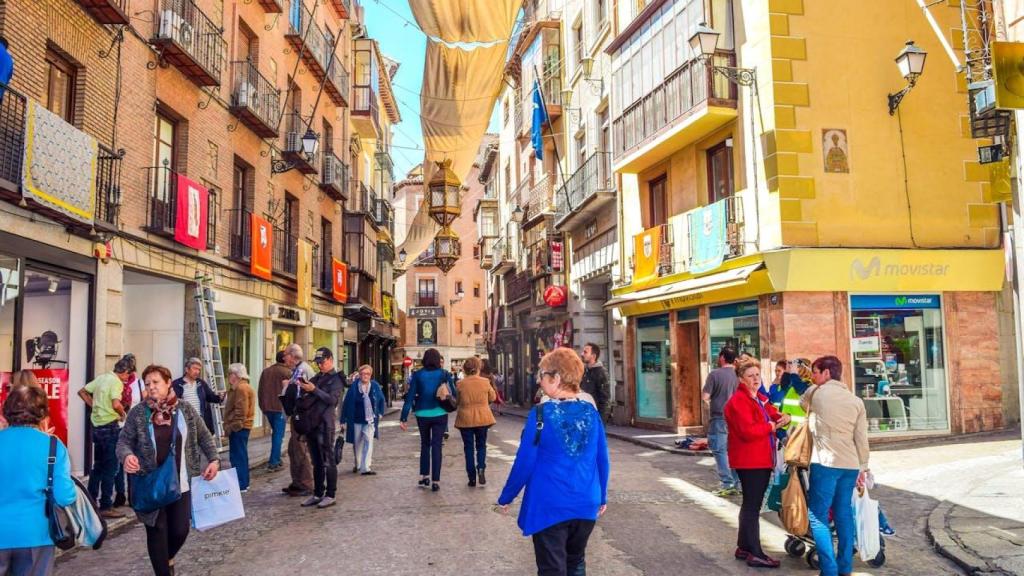 Viandantes por una calle del casco antiguo de Toledo