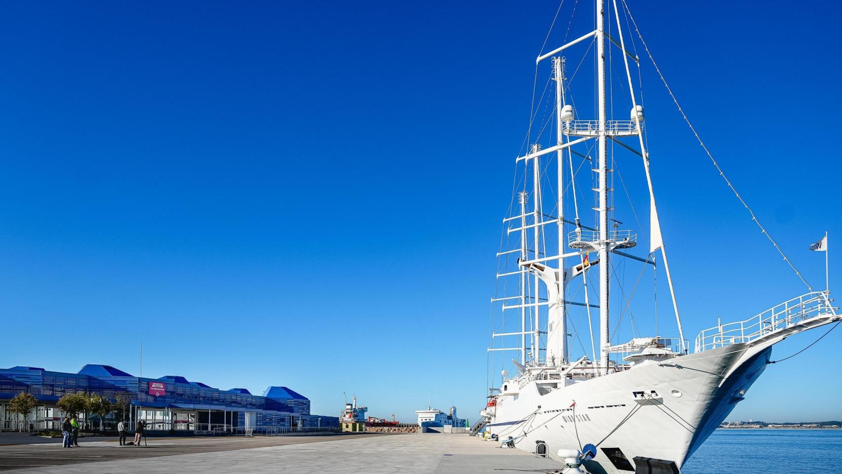 Barco en el Port de Tarragona