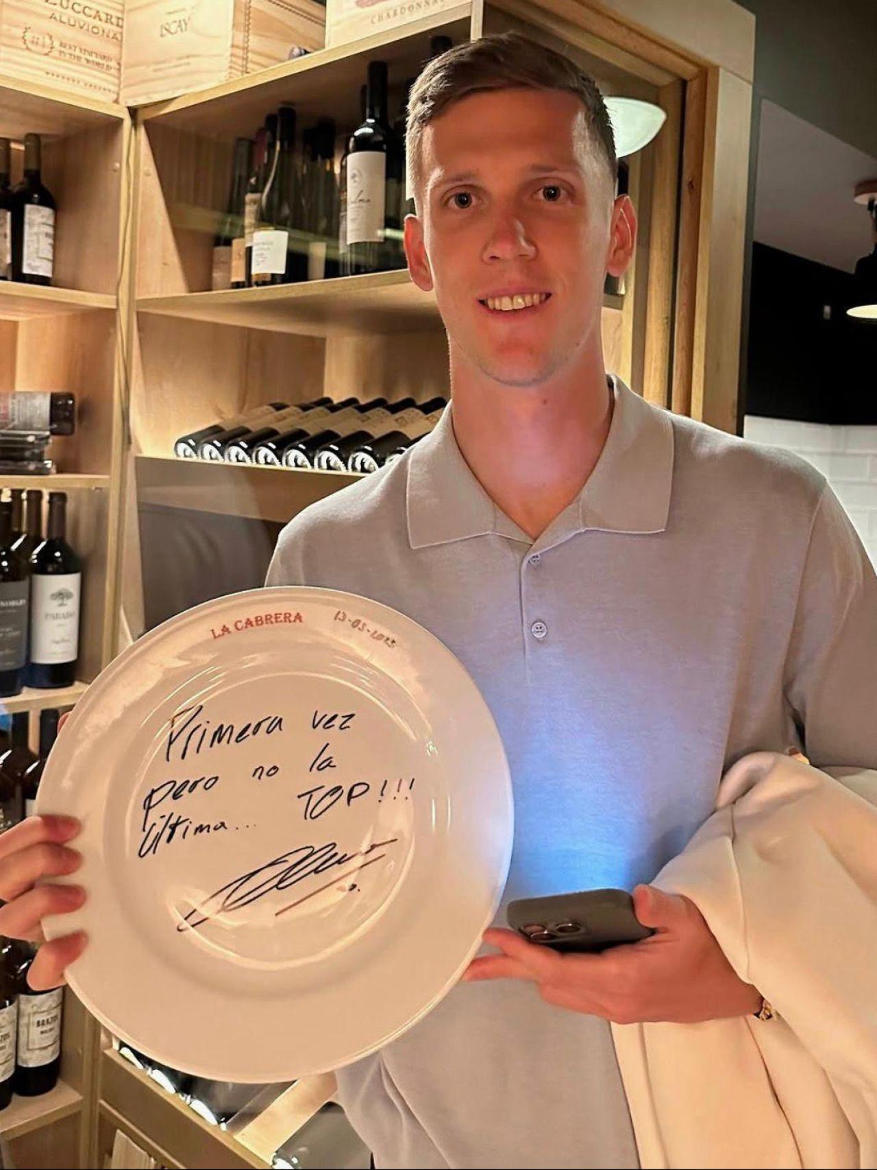 Dani Olmo visita el restaurant La Cabrera