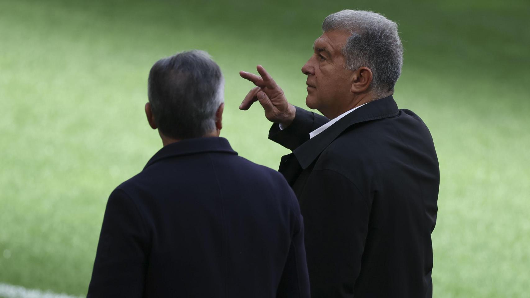 Joan Laporta y Rafa Yuste, en el césped del Wanda Metropolitano para el Atlético-Barça de la Champions League