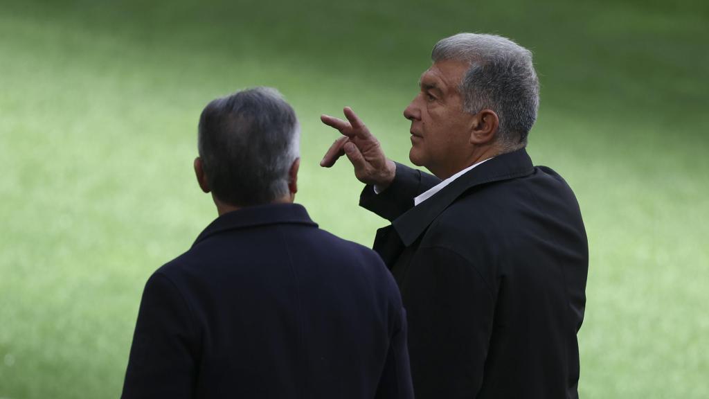 Joan Laporta y Rafa Yuste, en el césped del Wanda Metropolitano para el Atlético-Barça de la Champions League