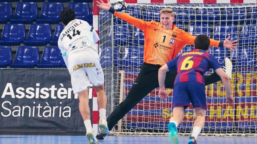 Viktor Hallgrimsson realitza una aturada en un partit del Barça d'handbol