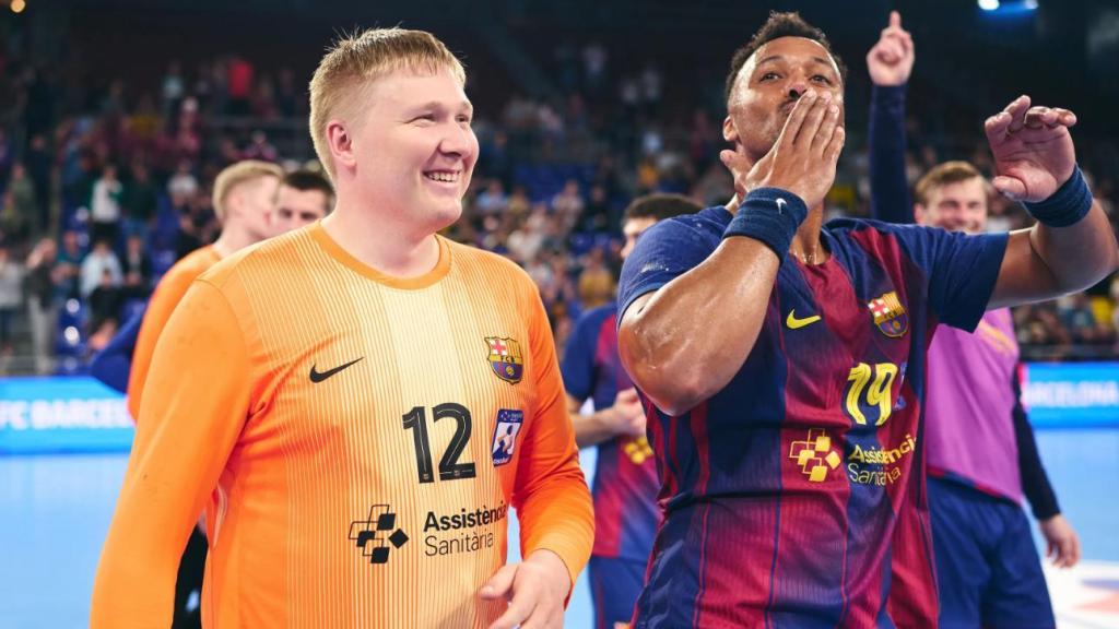 Emil Nielsen y Thimothey N'Guessan celebran una victoria del Barça de balonmano en el Palau Blaugrana