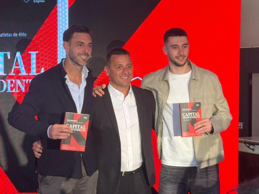 Joan García posa con el libro 'Capital trascendente', de Keko Martínez
