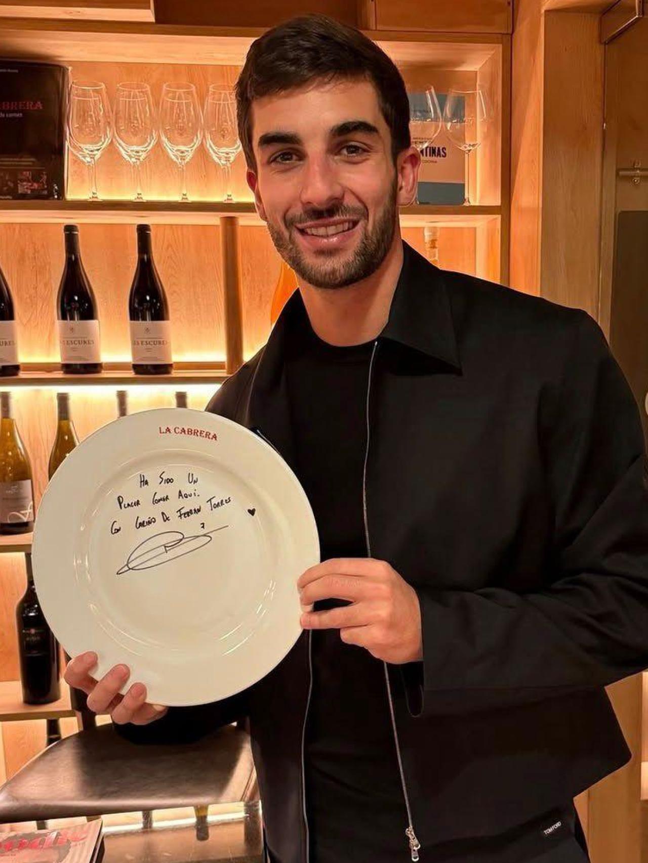 Ferran Torres visita el restaurante La Cabrera