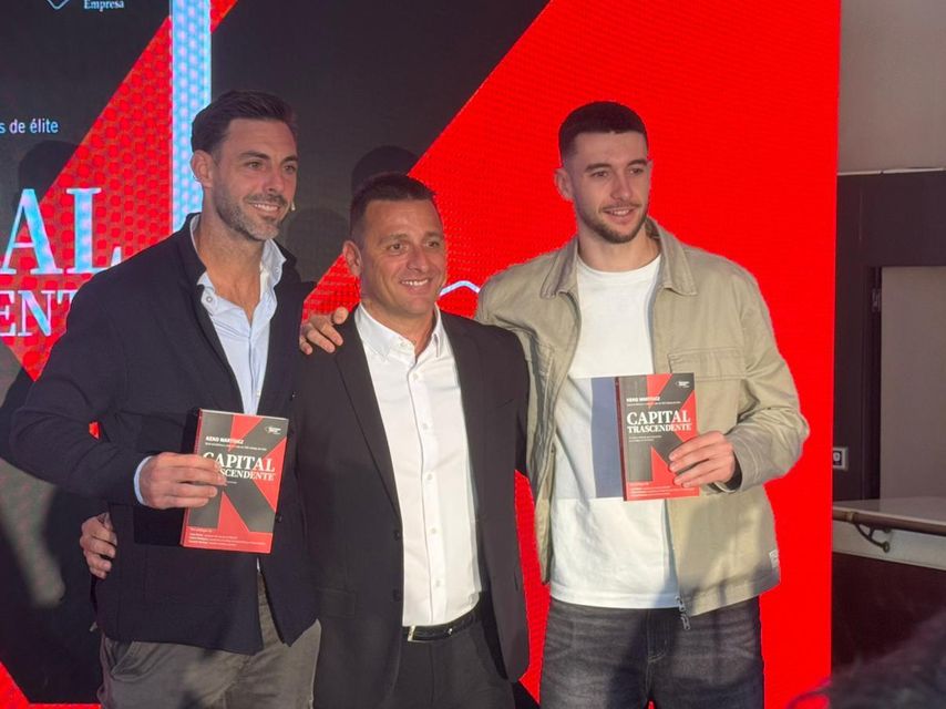 Joan García posa amb el llibre 'Capital transcendent', de Keko Martínez
