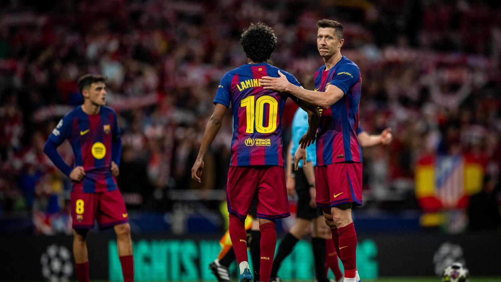 Lewandowski consuela a Lamine Yamal tras caer eliminados contra el Atlético 