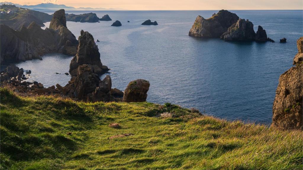 Cantabria pasa del mar a la montaña en un instante, como refleja esta imagen de Liencres