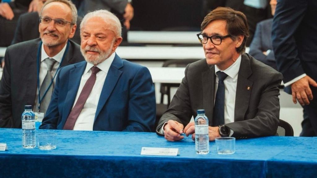 El 'president' de la Generalitat, Salvador Illa, y el presidente de Brasil, Lula da Silva, en la IV Reunión en Defensa de la Democracia en Barcelona