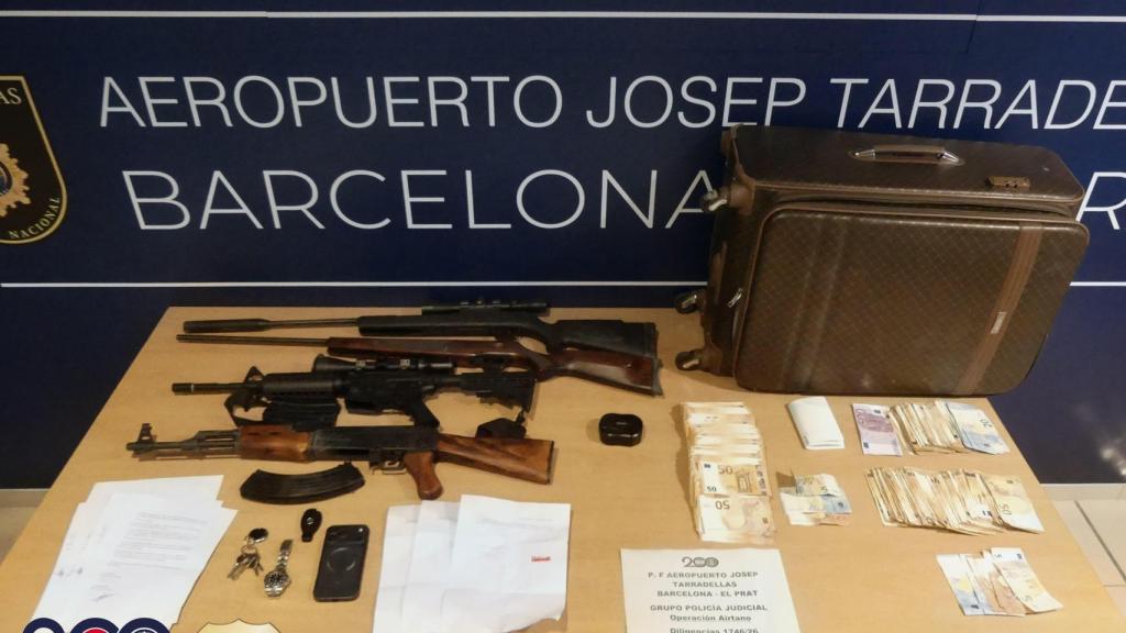 Part de les armes, les substàncies i els diners confiscats al 'capo' de l'organització al Baix Llobregat