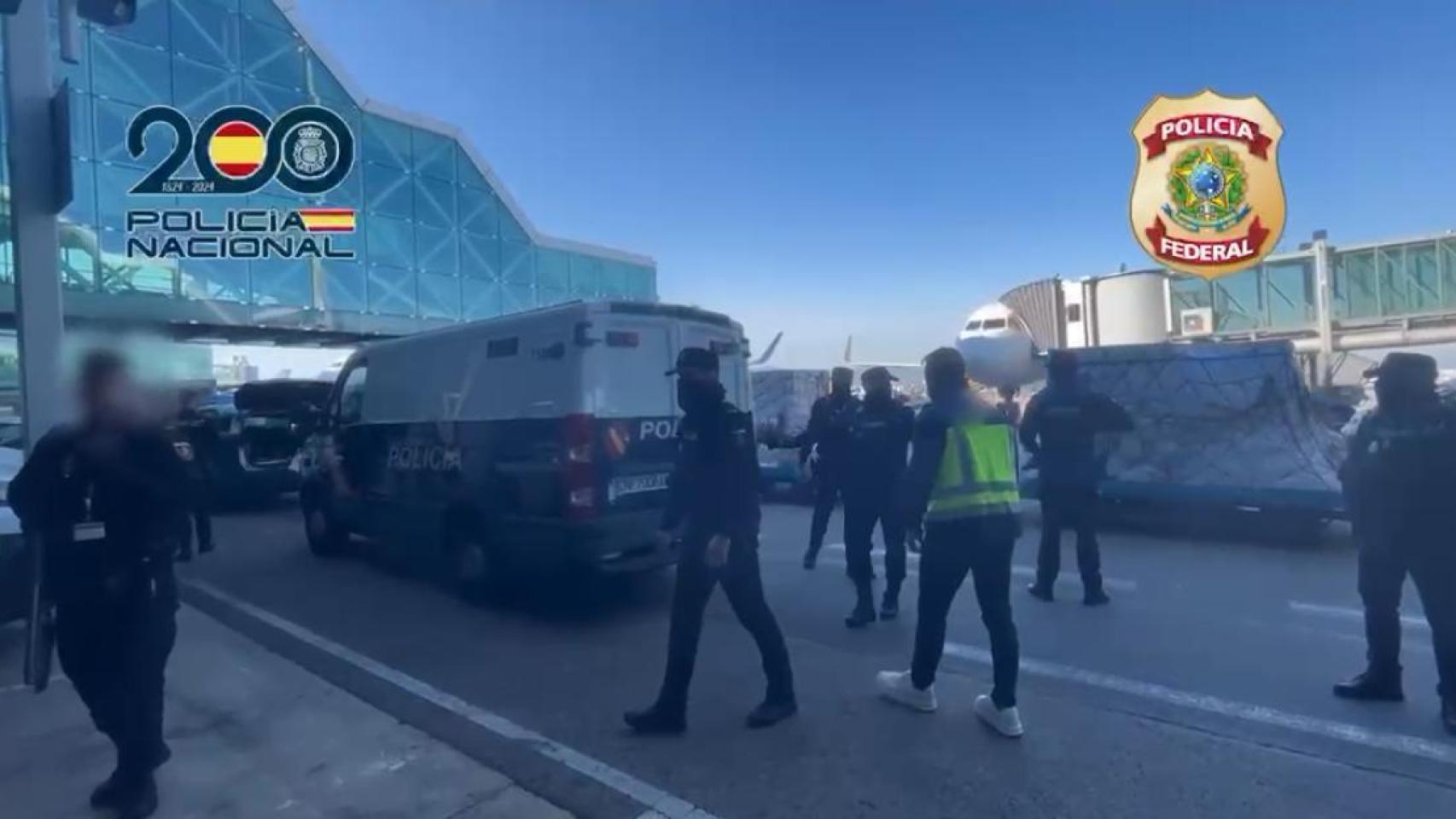 Varios agentes de la Policía Nacional durante el dispositivo de detención en el aeropuerto de Barcelona