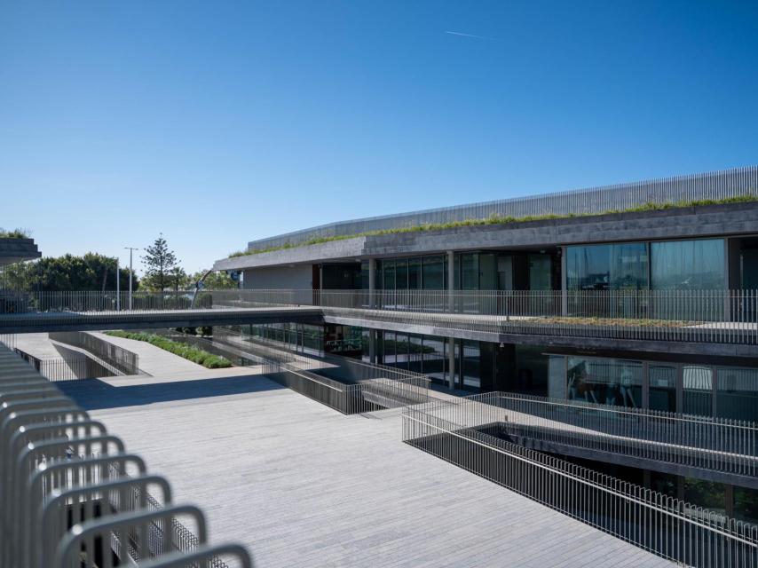 La nova passarel·la del Club de Mar a primera hora del matí