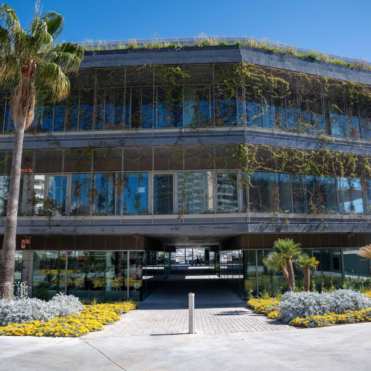 Un dels edificis del Club de Mar