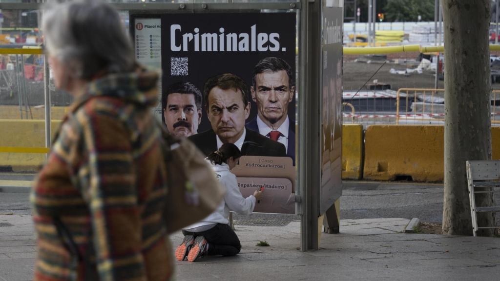 Pedro Sánchez, Nicolás Maduro i José Luis Rodríguez Zapatero en una lona de Hazte Oír a Barcelona