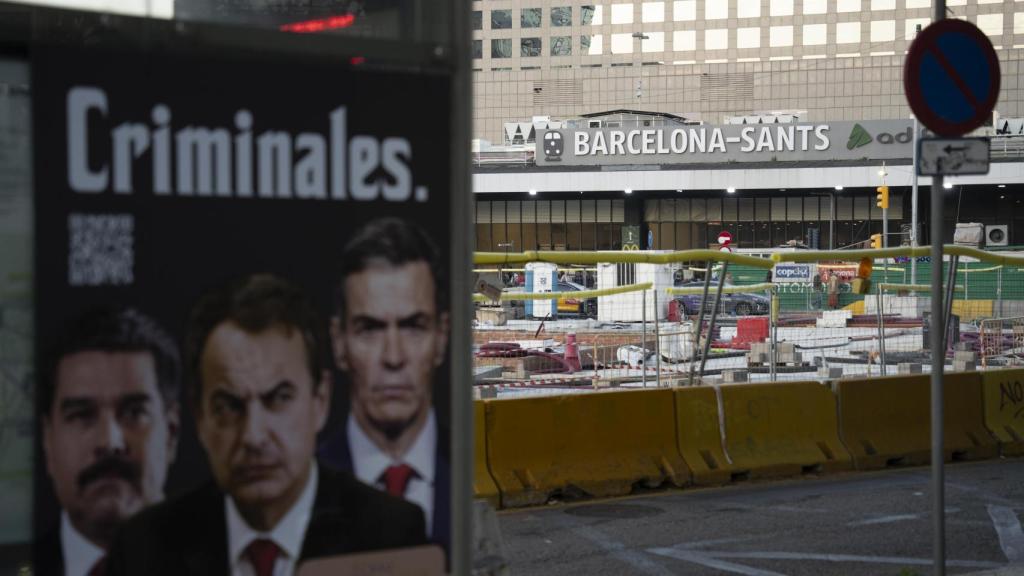 Pedro Sánchez, Nicolás Maduro i José Luis Rodríguez Zapatero en una lona de Hazte Oír a Barcelona