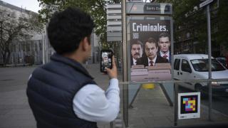 Pedro Sánchez, Nicolás Maduro y José Luis Rodríguez Zapatero en una lona de Hazte Oír en Barcelona