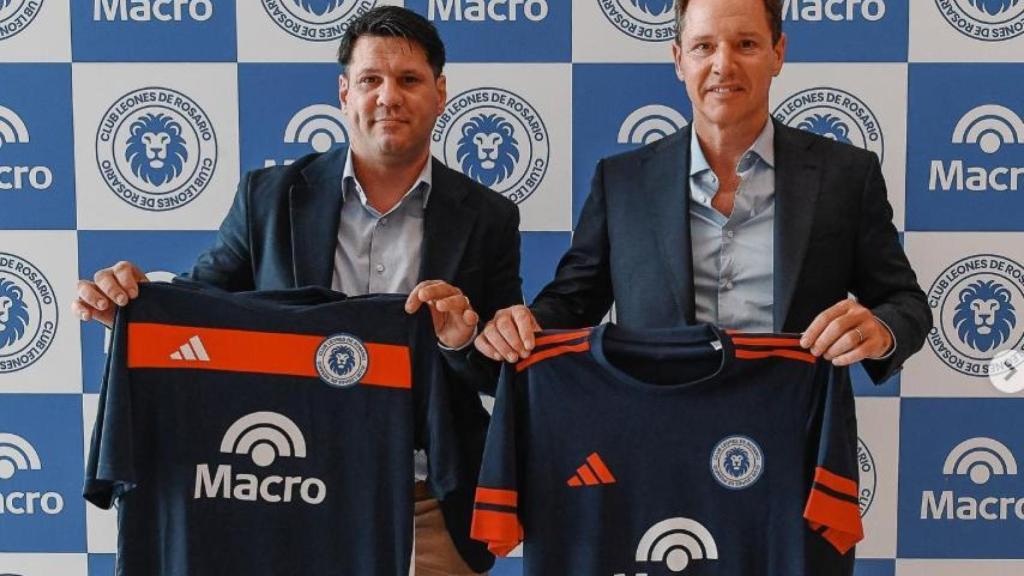 Matías Messi, a l'esquerra de la imatge, posant amb una samarreta del Leones de Rosario FC