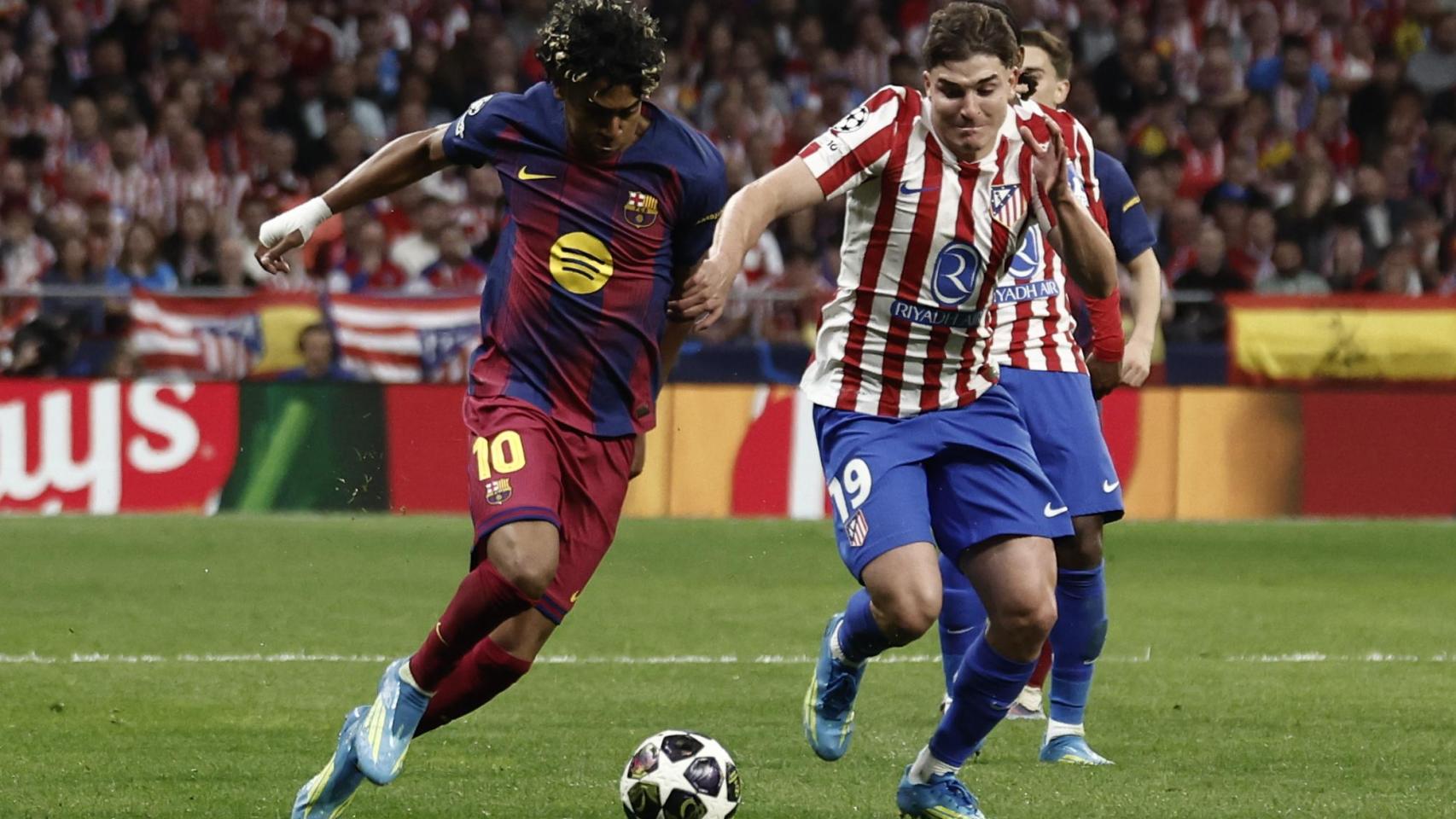 Lamine Yamal pugna con Julián Álvarez en el Atlético-Barça de la Champions League