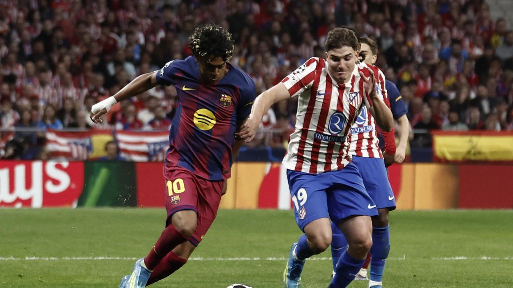 Lamine Yamal pugna con Julián Álvarez en el Atlético-Barça de la Champions League