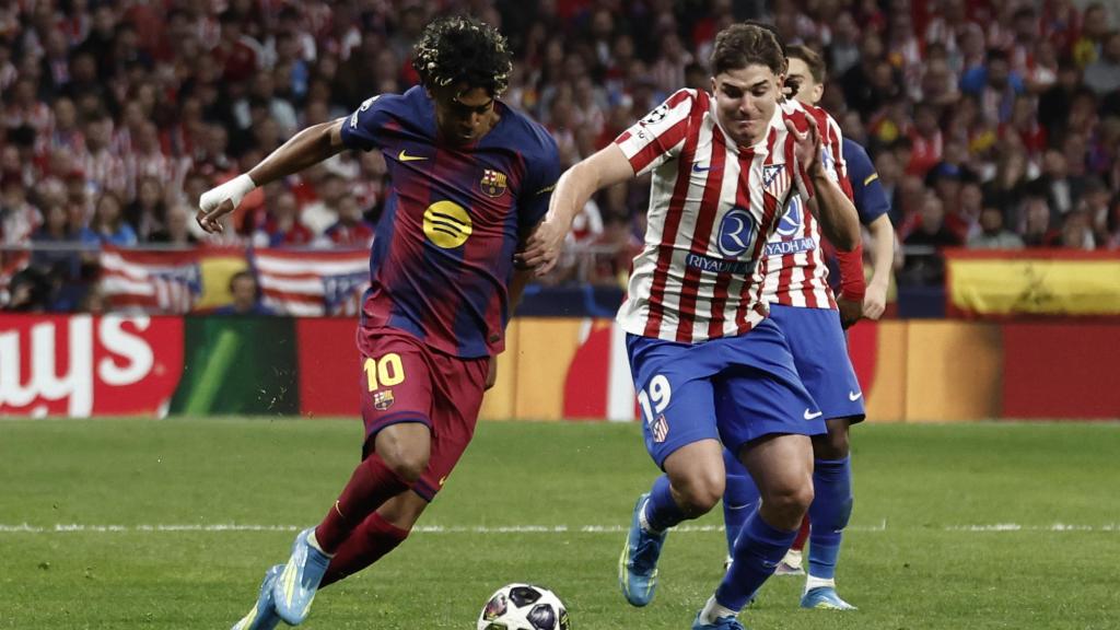 Lamine Yamal pugna con Julián Álvarez en el Atlético-Barça de la Champions League