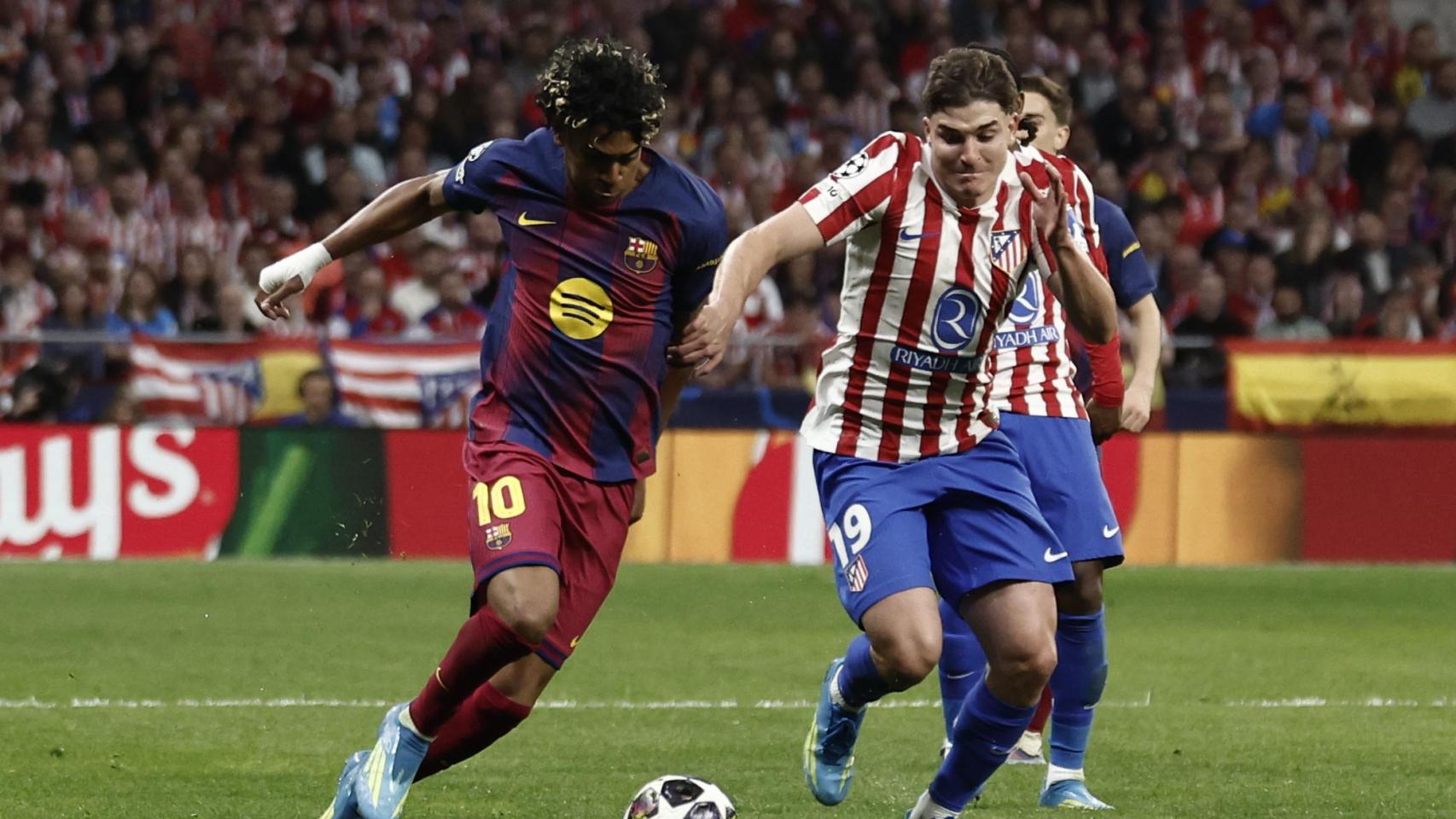 Lamine Yamal pugna con Julián Álvarez en el Atlético-Barça de la Champions League