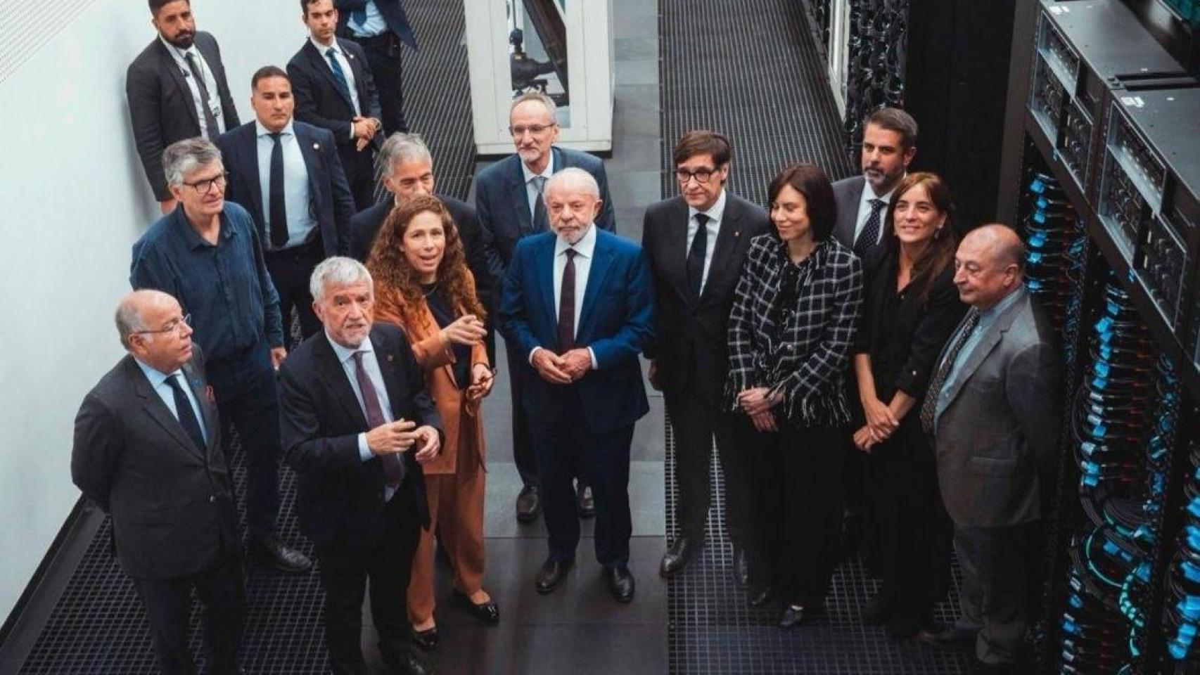 El 'president' de la Generalitat, Salvador Illa, la ministra de Ciencia e Innovación, Diana Morant, y el director del Barcelona Supercomputing Center, Mateo Valero, guían al presidente de Brasil, Lula da Silva, en una visita a la infraestructura