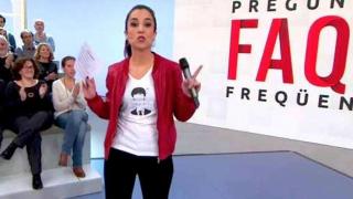 Laura Rosell, con una camiseta con la figura del prófugo Carles Puigdemont en el programa FAQs de TV3