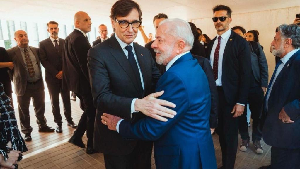 El president de la Generalitat, Salvador Illa, i el president del Brasil, Lula da Silva, es saluden a Barcelona el divendres 17 d'abril de 2026