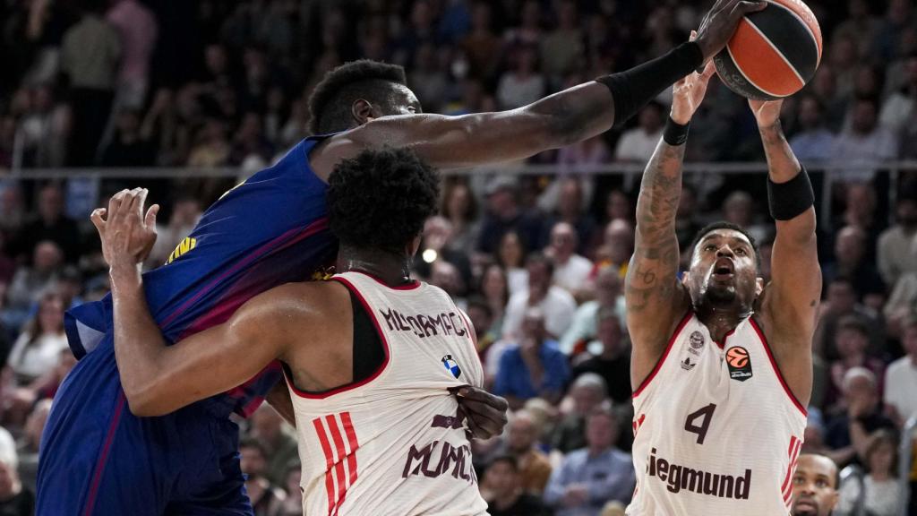 Youssoupha Fall lluita per la pilota en el Barça de bàsquet-Bayern de Munic de l'Eurolliga