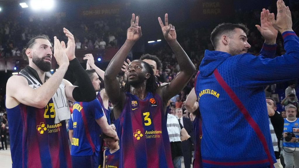 Los jugadores del Barça de basket celebran su clasificación al 'play-in' de la Euroliga