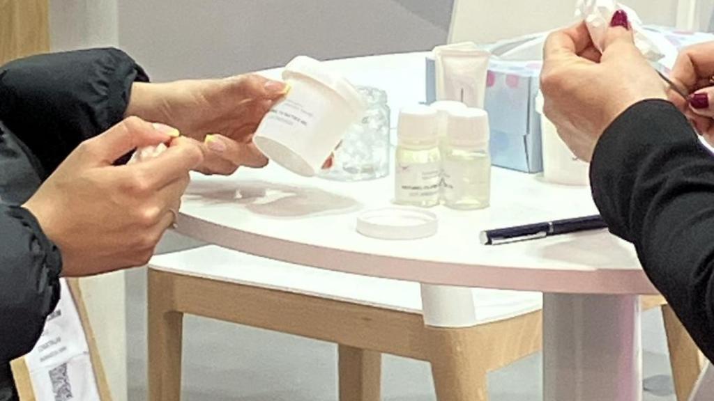 Dues persones provant productes a in-cosmetics 2026