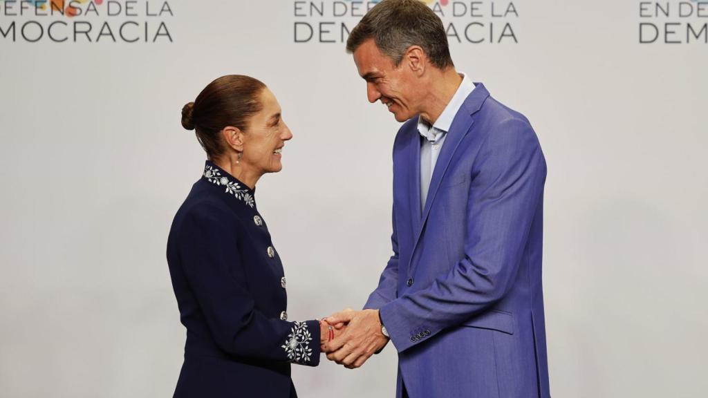 El president del Govern, Pedro Sánchez, i la presidenta de Mèxic, Claudia Sheinbaum, a la IV Reunió en Defensa de la Democràcia
