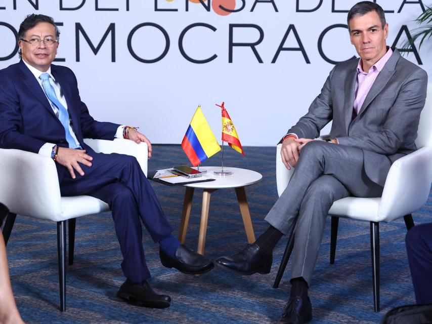 El president del Govern, Pedro Sánchez, i el president de Colòmbia, Gustavo Petro, a la IV Reunió en Defensa de la Democràcia