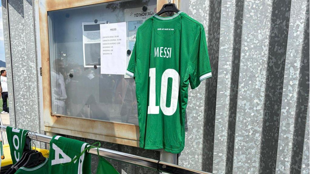 Un punto de venta en el campo de la UE Cornellà donde venden camisetas de Leo Messi