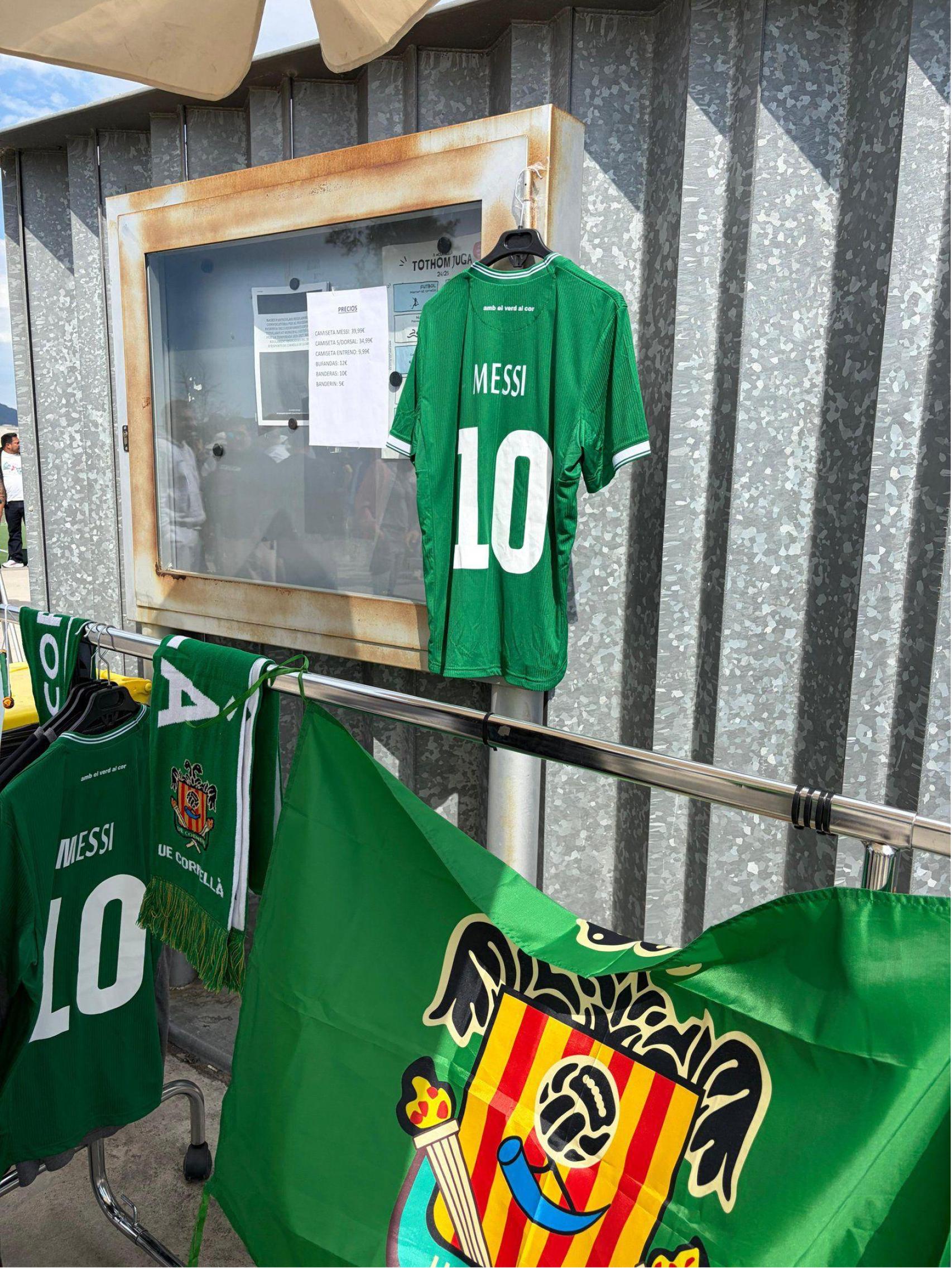 Un punt de venda al camp de la UE Cornellà on venen samarretes de Leo Messi