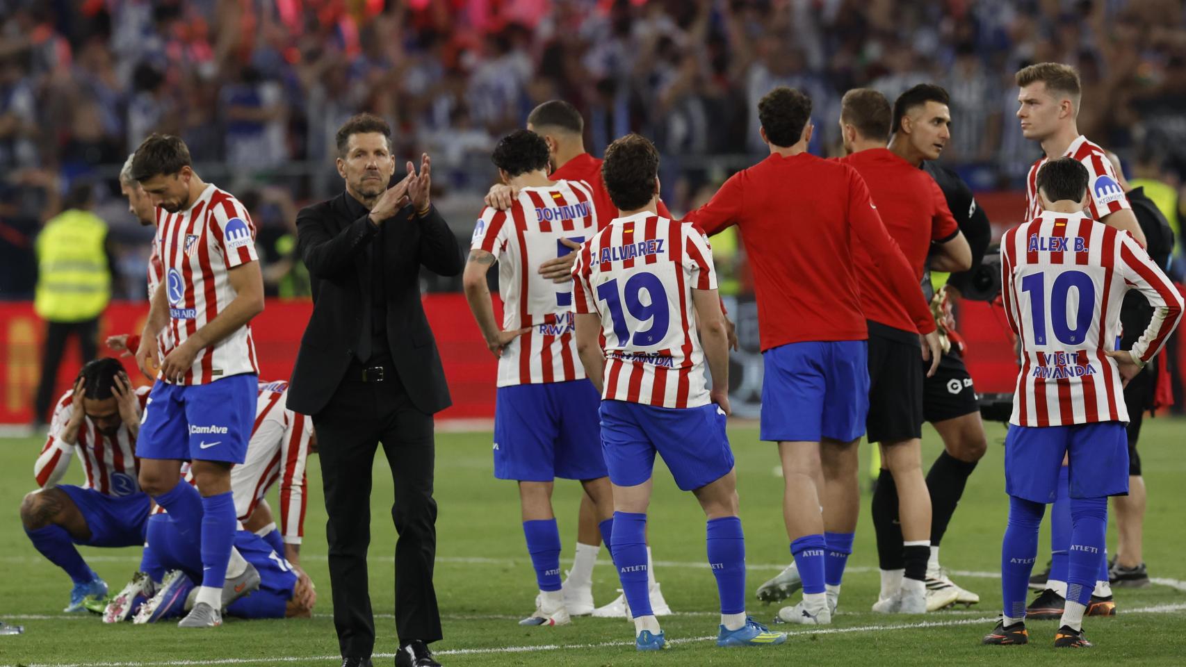 Diego Pablo Simeone aplaude a la afición del Atlético de Madrid tras perder la final de la Copa del Rey
