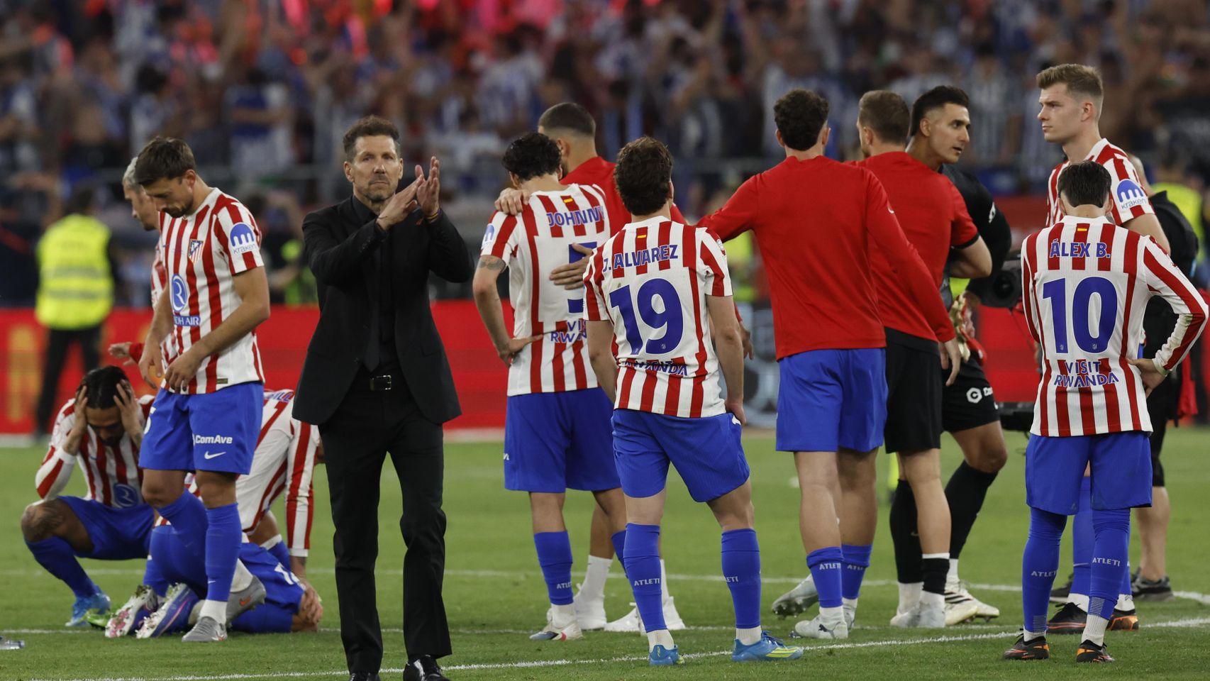 Diego Pablo Simeone aplaude a la afición del Atlético de Madrid tras perder la final de la Copa del Rey