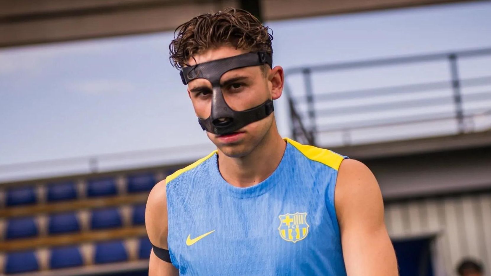 Fermín López salta al entrenamiento de este domingo con una máscara protectora en la cara