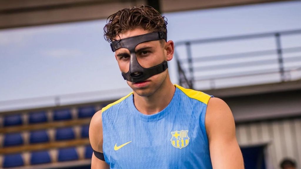Fermín López salta al entrenamiento de este domingo con una máscara protectora en la cara