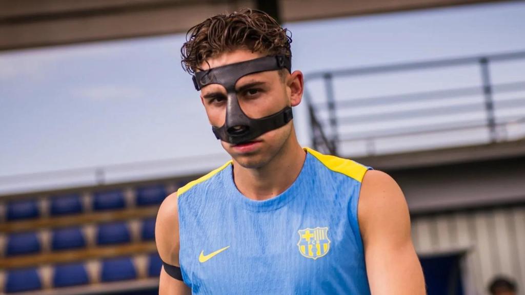 Fermín López salta al entrenamiento de este domingo con una máscara protectora en la cara