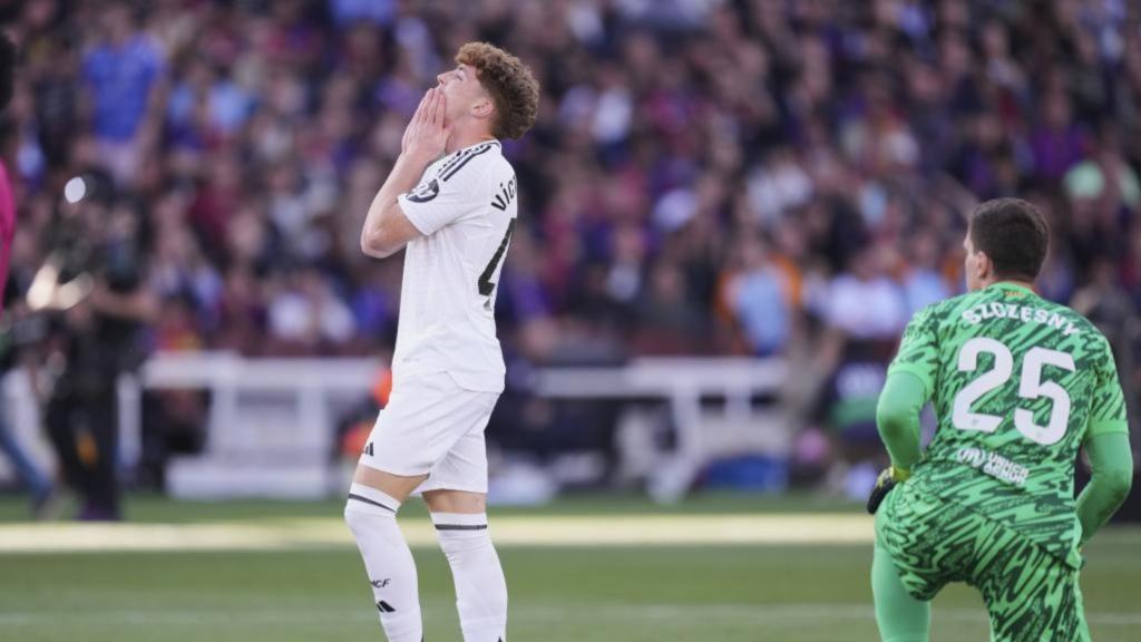 Víctor Muñoz se lamenta tras fallar una ocasión clara en el clásico de Montjuic