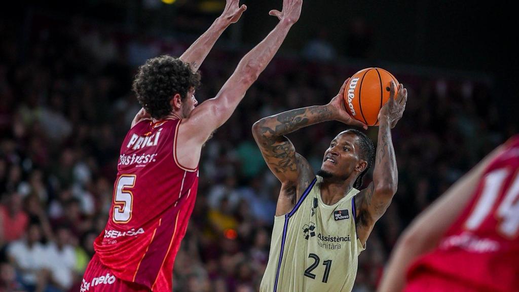 Will Clyburn intenta una canasta por encima de Oriol Paulí