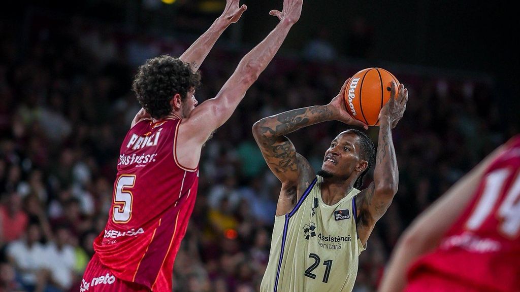 Will Clyburn intenta una cistella per sobre d'Oriol Paulí